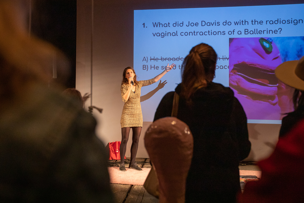 Anna Gimbrere Quizzing The Audience During Beftival - Mediamatic